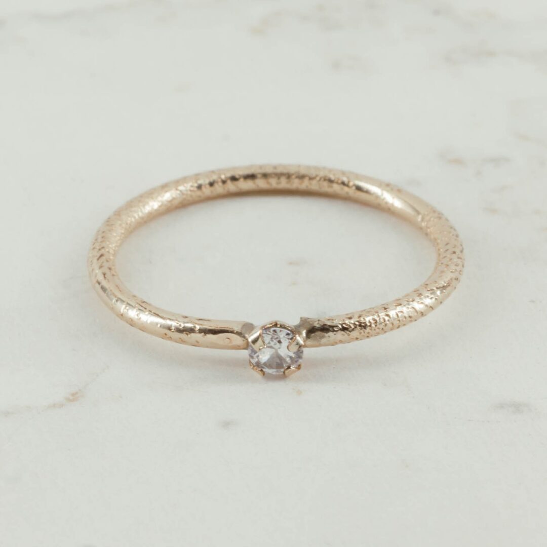 SOLITARIO TALLADO CIRCON CRISTAL