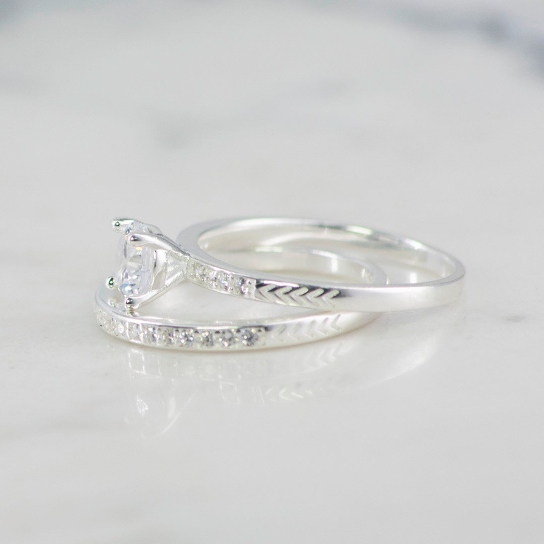 DUO DE ANILLOS SOLITARIO Y BANDA TALLADOS